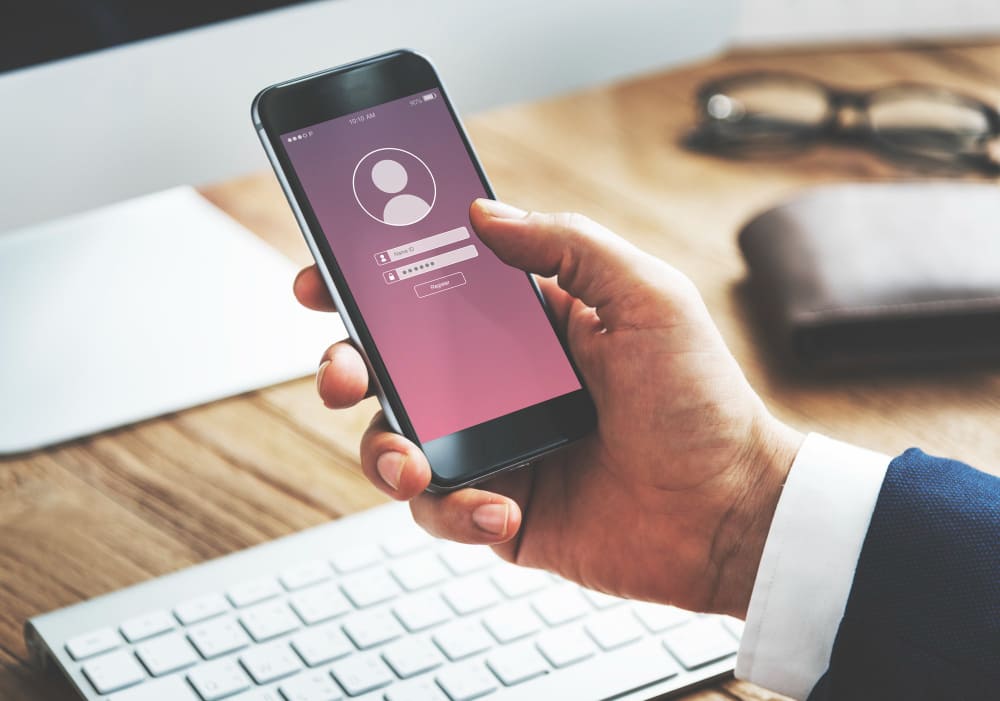 Aplicativos para prefeituras exibindo serviços municipais na tela do celular com cidadãos interagindo.