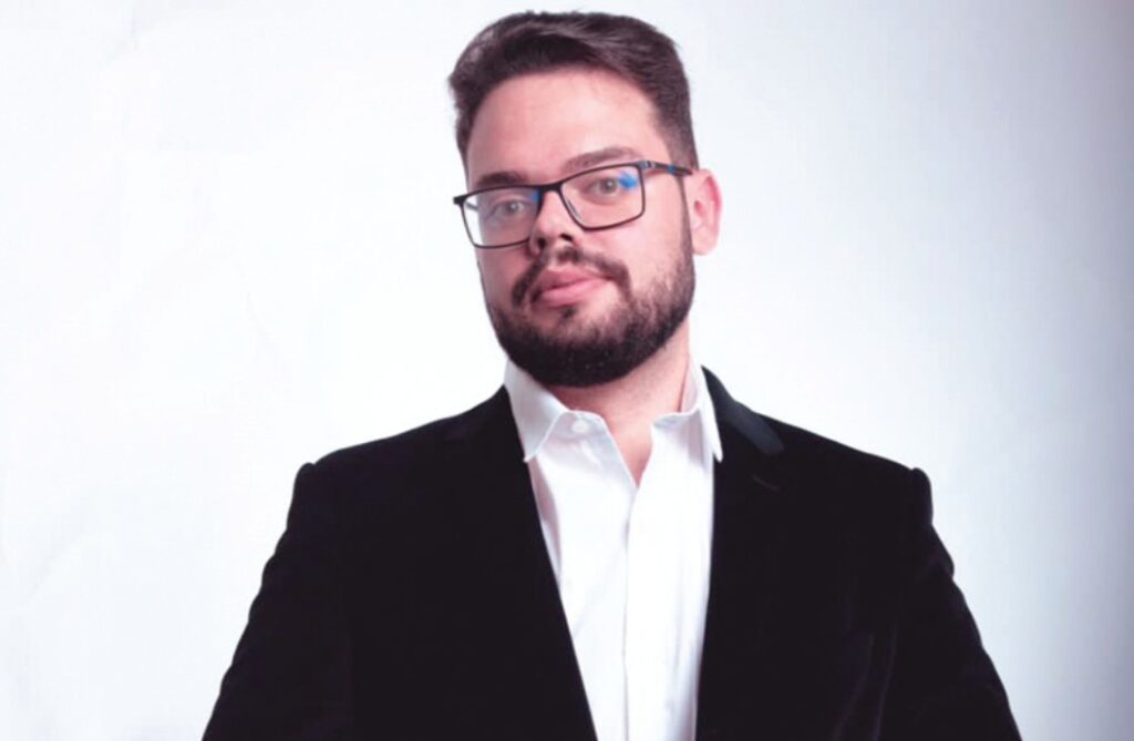 Leandro Chagas prefeito de Lafaiete posando para foto