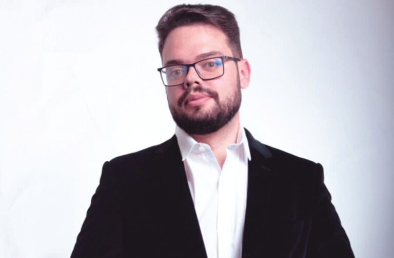 Leandro Chagas prefeito de Lafaiete posando para foto